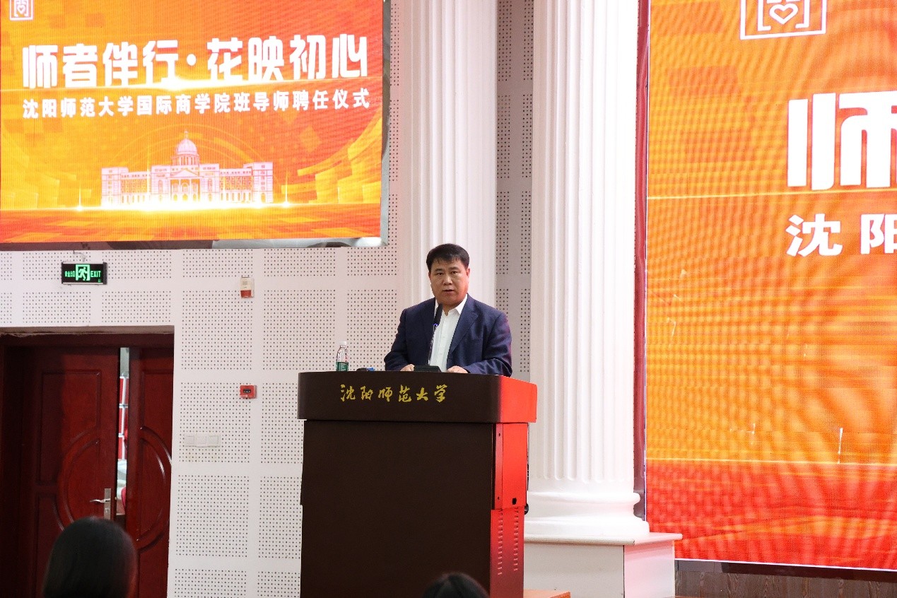 商店的门口前有贴海报  AI 生成的内容可能不正确。